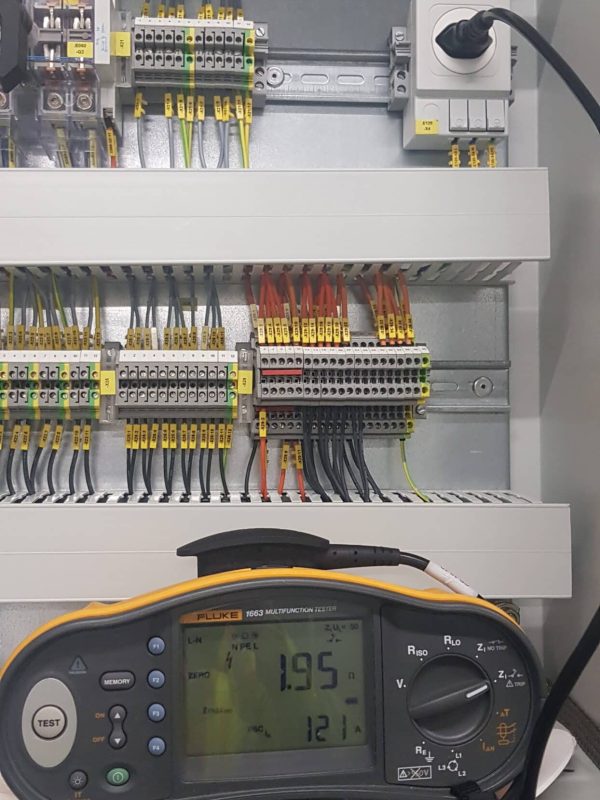 Contrôle dans une armoire électrique