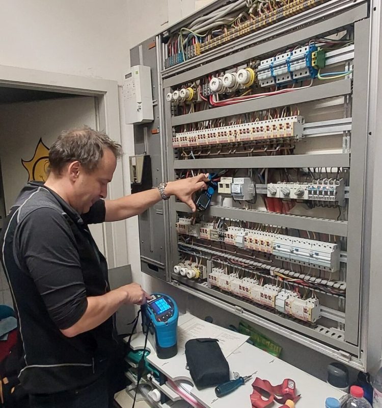 Contrôle électrique d'une armoire